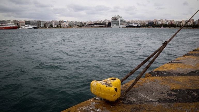 Κεφαλλονιά: Νεκρή ανασύρθηκε η οδηγός αυτοκινήτου που έπεσε στο λιμάνι του Πόρου