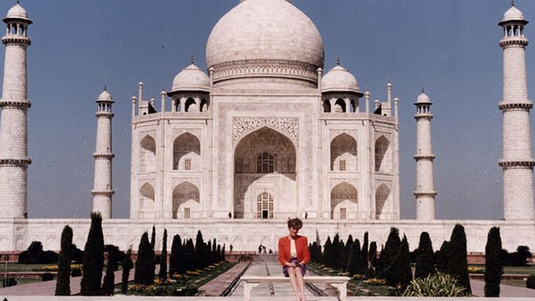 Η ιστορία πίσω από την πολυσυζητημένη φωτογραφία της πριγκίπισσας Diana στο Taj Mahal