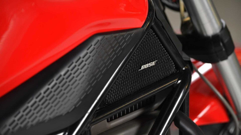 Τα ηχεία είναι ανάμεσα στο σωληνωτό πλαίσιο.