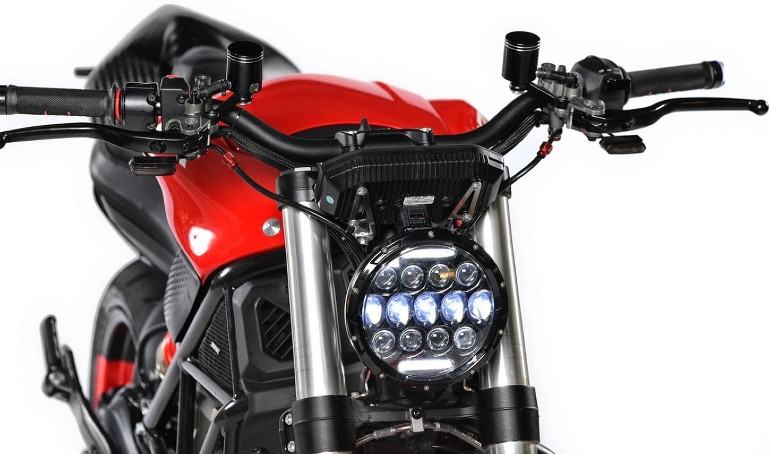 Άφθονα carbon και εκλεπτυσμένα εξαρτήματα σε όλα τα σημεία της μοτοσικλέτας.