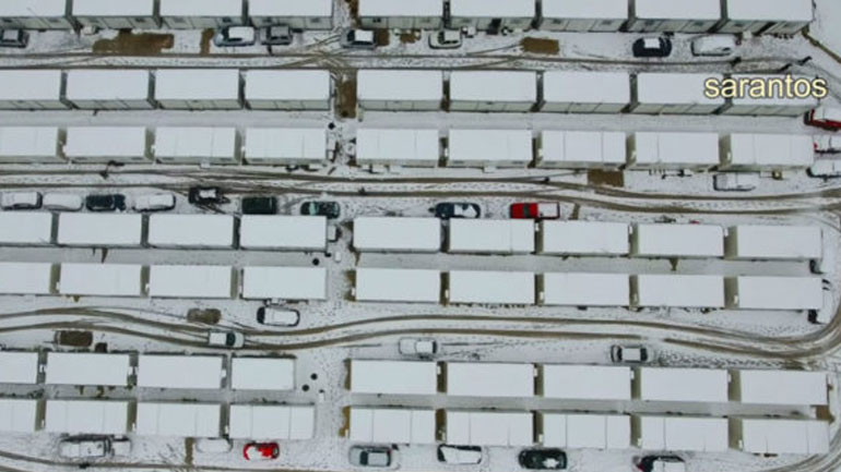 Αρκαλοχώρι: Εναέριο βίντεο με τον καταυλισμό των σεισμόπληκτων μέσα στον χιονιά!