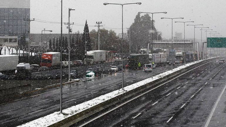 Ολονύχτια επιχείρηση για τον απεγκλωβισμό των οδηγών από τους δρόμους