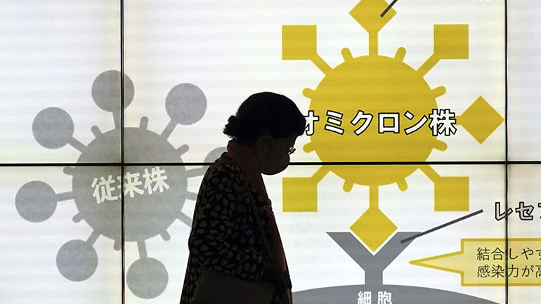 Η Όμικρον επιβιώνει περισσότερο πάνω στα πλαστικά και στο δέρμα σε σχέση με άλλες παραλλαγές