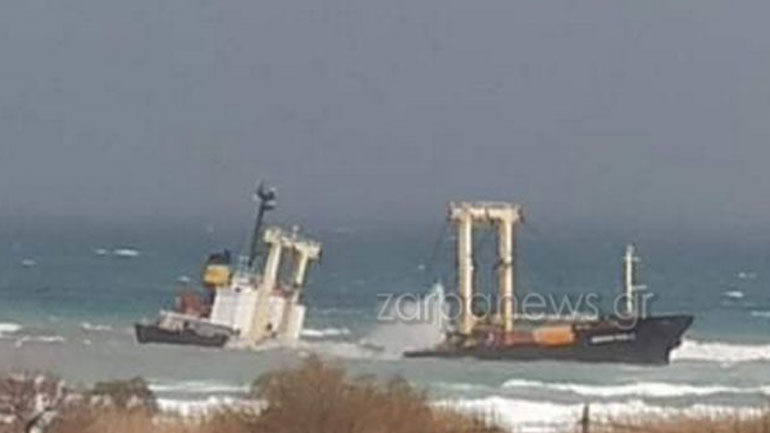 Κρήτη: Eγκαταλείφθηκε από το πλήρωμα το φορτηγό πλοίο που προσάραξε στον κόλπο Κισσάμου