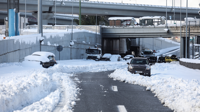 Σε αργία Αττική, Βοιωτία, Δωδεκάνησα, Εύβοια, Κρήτη, Κυκλάδες – Οδηγίες για τα εγκλωβισμένα ΙΧ – Τα δρομολόγια των ΜΜΜ