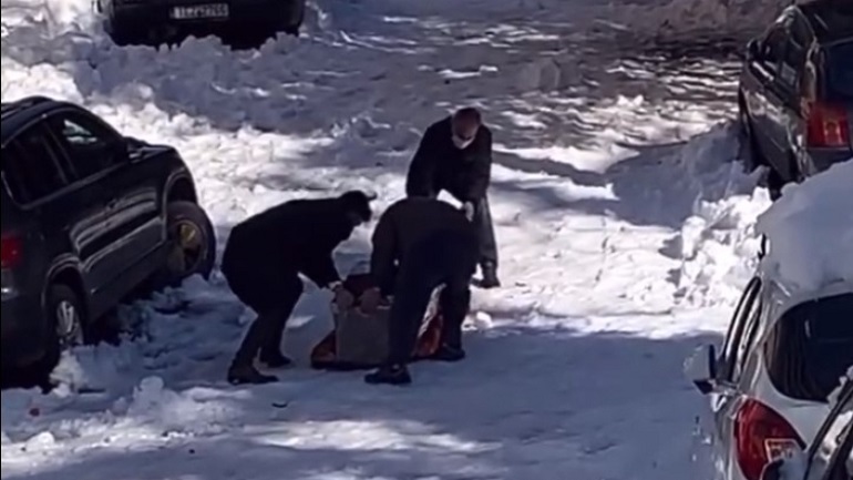 Ζωγράφου: Έσερναν το φέρετρο με κουβέρτα στον παγωμένο δρόμο