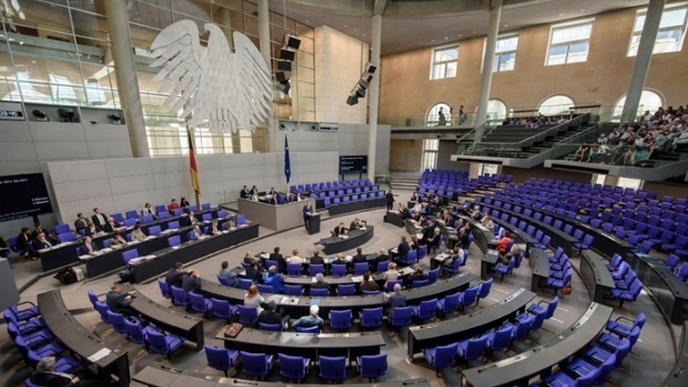 Γερμανία: Αντιδράσεις για τα πιστοποιητικά νόσησης των βουλευτών – Διαρκούν έξι αντί για τρεις μήνες