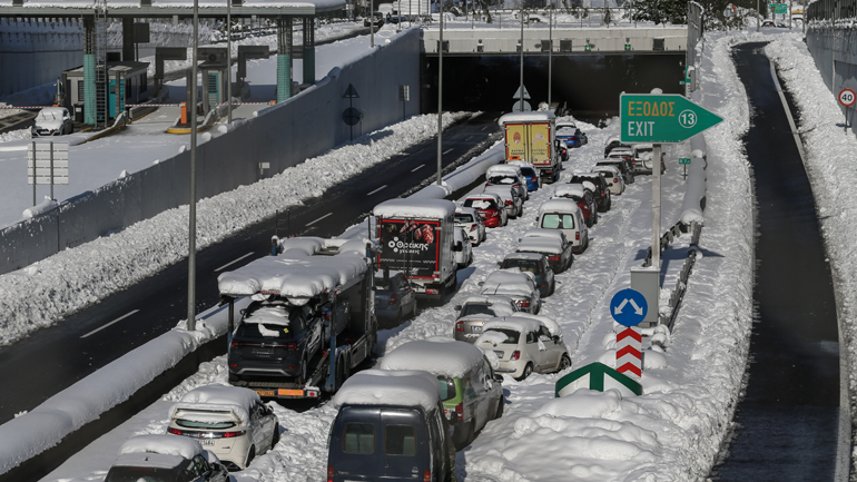 Πολιτική Προστασία: Περίπου 4.500 επιβάτες και 2.500 οχήματα βρέθηκαν εγκλωβισμένα στην Αττική Οδό