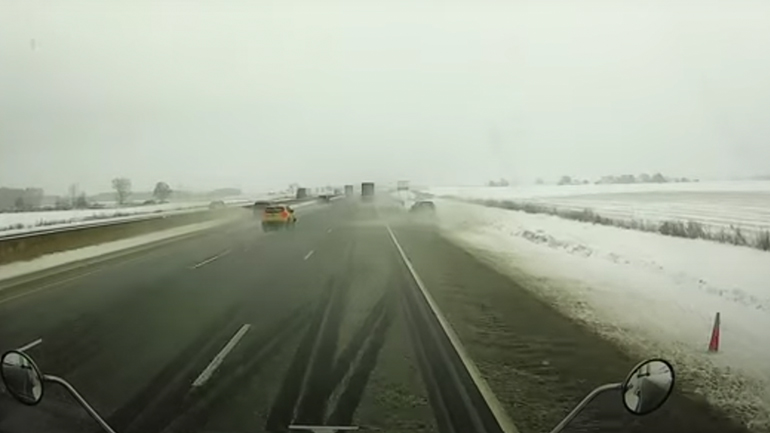 Εκχιονιστικό μηχάνημα προκαλεί ατύχημα