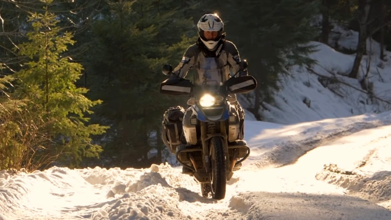 Εκπαιδευτής adventure οδήγησης μας δείχνει πώς να οδηγούμε μοτοσικλέτα στο χιόνι!