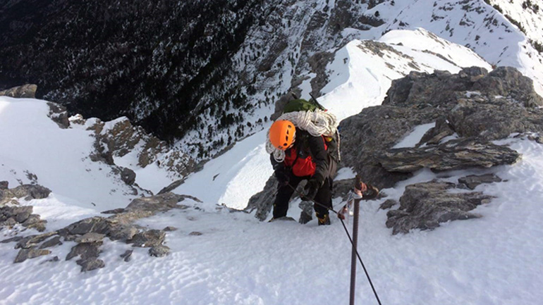 Αγωνία για τον εγκλωβισμένο ορειβάτη στο Αθαμάνιο Άρτας