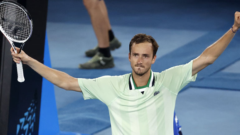 Australian Open: Στον δρόμο του Τσιτσιπά και πάλι ο Μεντβέντεφ – Προκρίθηκε στα ημιτελικά με μεγάλη ανατροπή