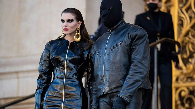 Ο Kanye West αναλαμβάνει το μακιγιάζ της νέας του συντρόφου Julia Fox