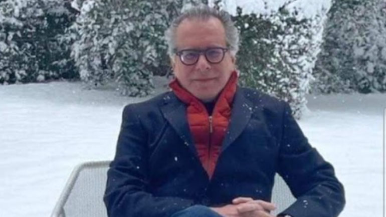 Προκλητικά αυτάρεσκος ο Κουμουτσάκος, ποζάρει με φόντο τα χιόνια