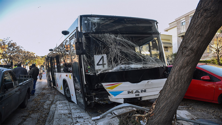 «Τρελή» πορεία λεωφορείου του ΟΑΣΘ – Συγκρούστηκε με ταξί, τραυματίας ο οδηγός