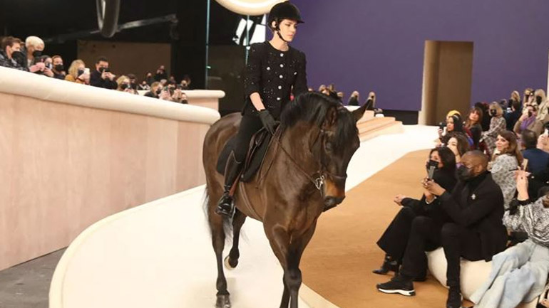 Paris Haute Couture: H Charlotte Casiraghi ίππευσε στην πασαρέλα του οίκου Chanel