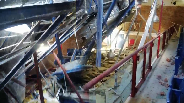 Κατέρρευσε η οροφή του κλειστού γηπέδου ΔΑΪΣ των Εκπαιδευτηρίων Δούκα Κατέρρευσε η οροφή του κλειστού γηπέδου ΔΑΪΣ των Εκπαιδευτηρίων Δούκα