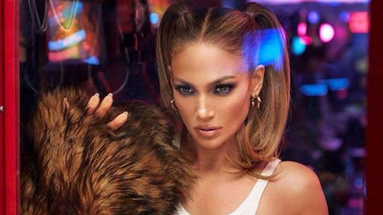 Τwin Ponys: Η JLO φτιάχνει αλογοουρές δημιουργώντας ταυτόχρονα girly & sexy hair look