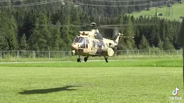 Σύντομη πτήση ενός μεγάλου τηλεκατευθυνόμενου ελικοπτέρου