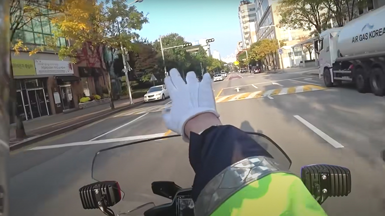 Αστυνομικός μοτοσικλετιστής συνοδεύει ένα ασθενοφόρο στη Σεούλ