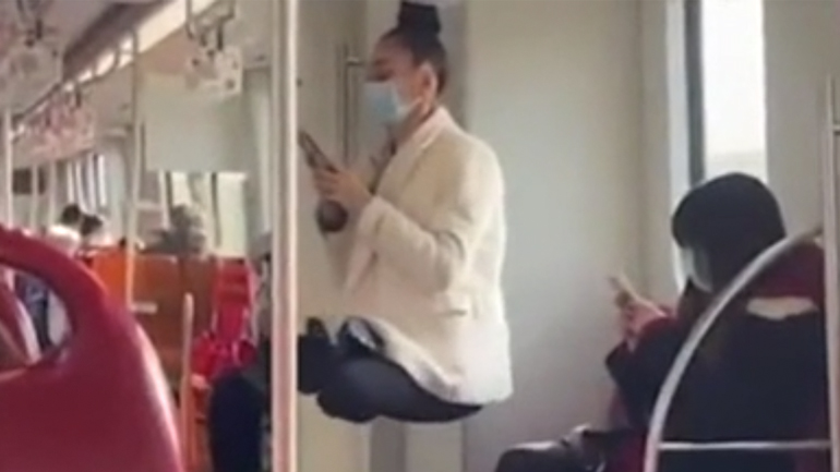 Επιβάτιδα του μετρό κρέμεται από τα μαλλιά της