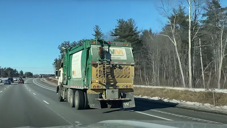Ρακούν κάνει βόλτα με ένα απορριμματοφόρο