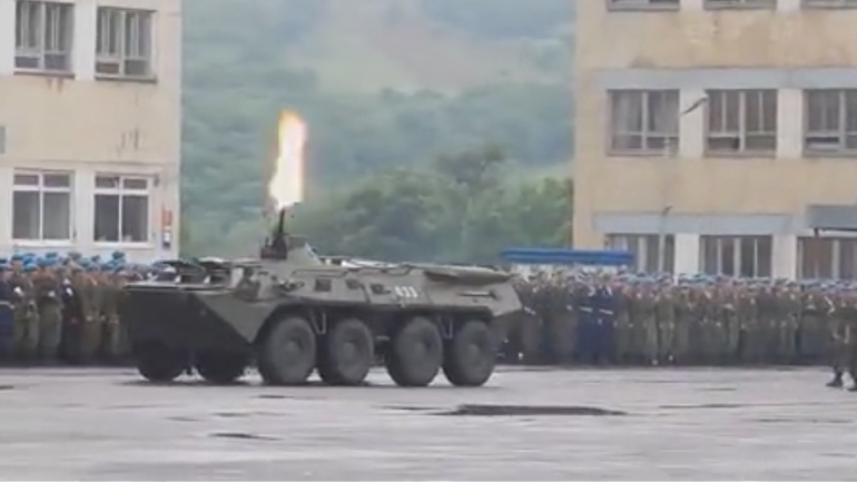 Tεθωρακισμένο όχημα περνά πάνω από έναν στρατιώτη