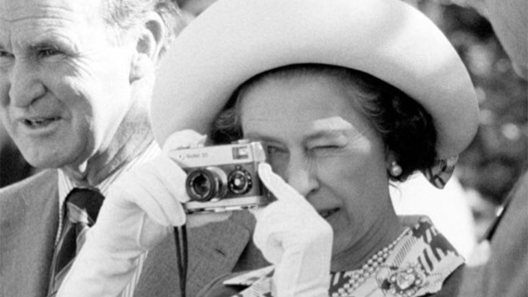 Στιγμές της βρετανικής βασιλικής οικογένειας από τον φακό ενός συνταξιούχου εφημεριδοπώλη