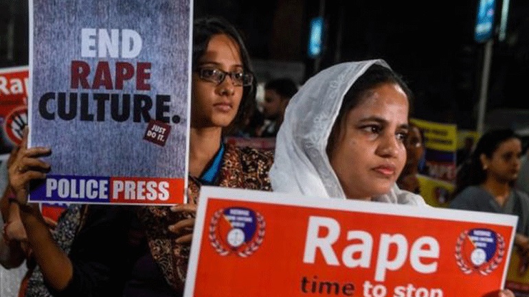 Ένδεκα συλλήψεις στην Ινδία μετά τον ομαδικό βιασμό 21χρονης μητέρας στον δρόμο