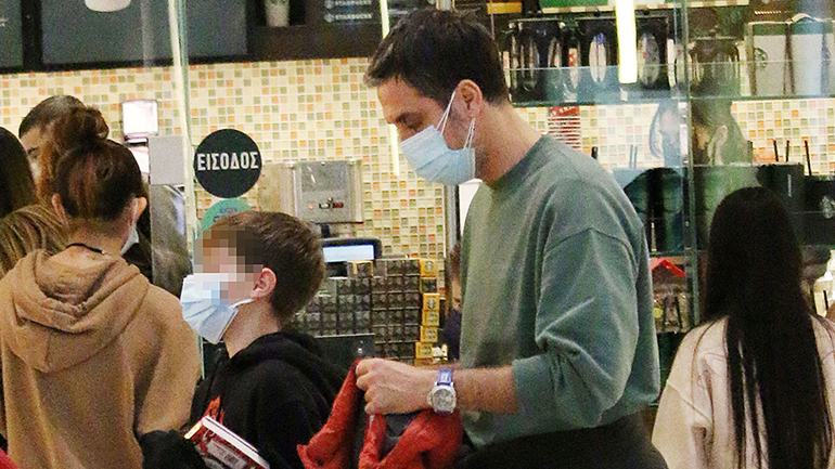 Νίκος Χατζής: Bόλτα με τον γιο του Φίλιππο