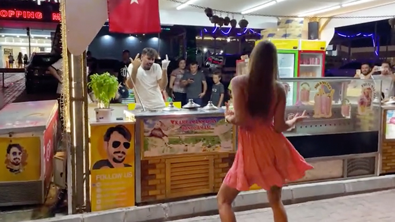 Πώς ένας παγωτατζής έγινε viral στα social media