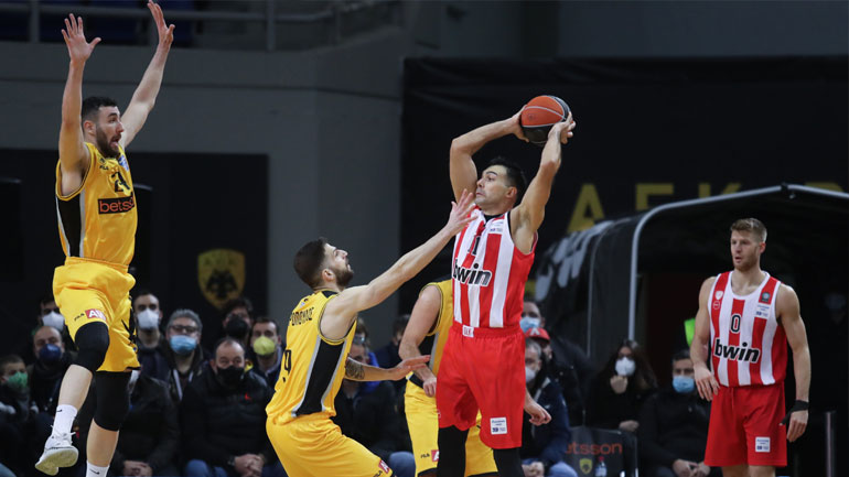 «Διά πυρός και σιδήρου» ο Ολυμπιακός, 80-74 τη μαχητική ΑΕΚ