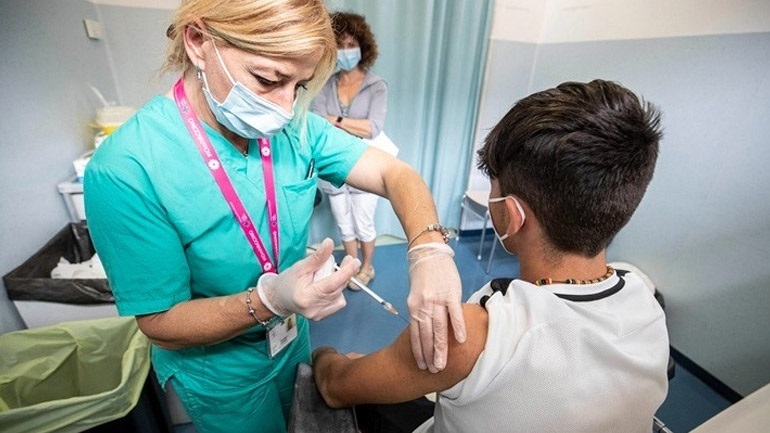 Βρετανία-Covid-19: Η χώρα ξεκινά τον εμβολιασμό ευάλωτων παιδιών 5-11 ετών