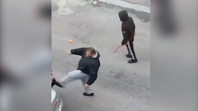 Βίντεο-ντοκουμέντο: Η στιγμή που χούλιγκαν χτυπάει γυναίκα στις συμπλοκές της Νίκαιας!