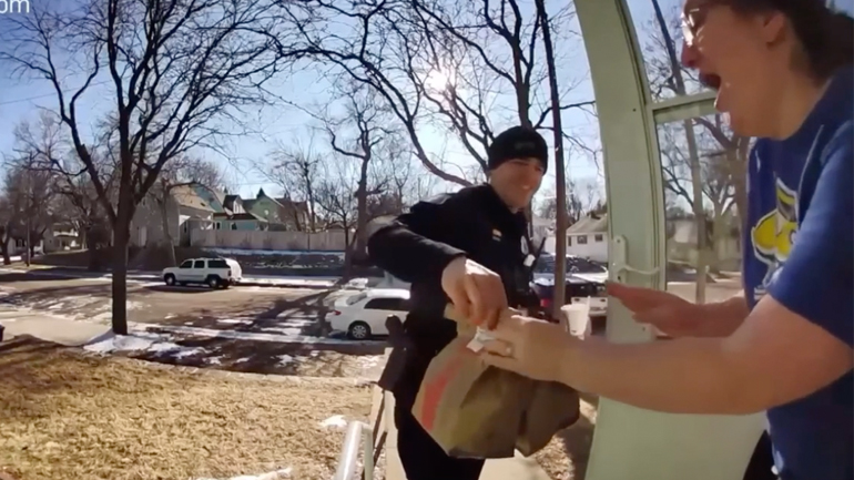 Αστυνομικός παραδίδει φαγητό μετά τη σύλληψη του διανομέα (ΗΠΑ)