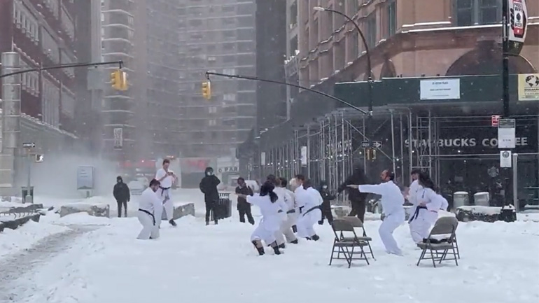 Προπόνηση καράτε στη χιονισμένη Νέα Υόρκη