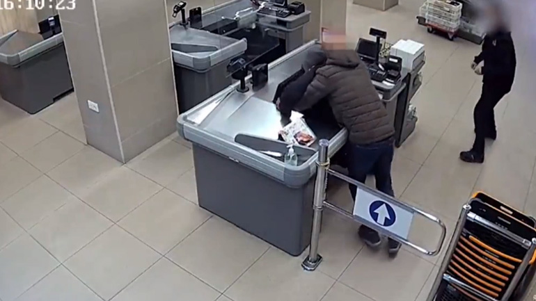 Άνδρας ακινητοποιεί έναν κλέφτη