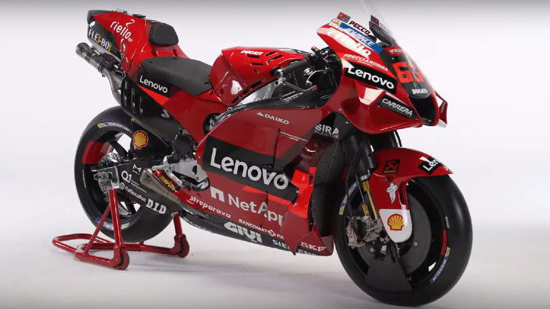 Το σύστημα εξάτμισης είναι διαφορετικό στην GP22 με πιο μακρύ το κάτω τελικό.