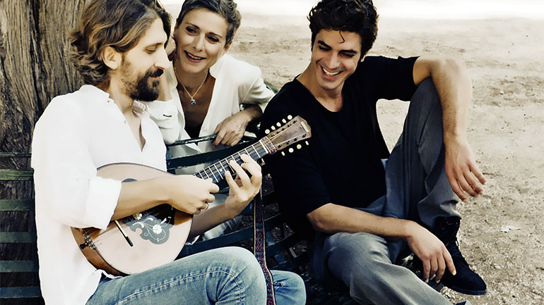 «Οι Μέλισσες επιστρέφουν τις νύχτες στο Γυάλινο» – Αναστασία Μουτσάτσου, Alex Sid και Δημήτρης Γκοτσόπουλος