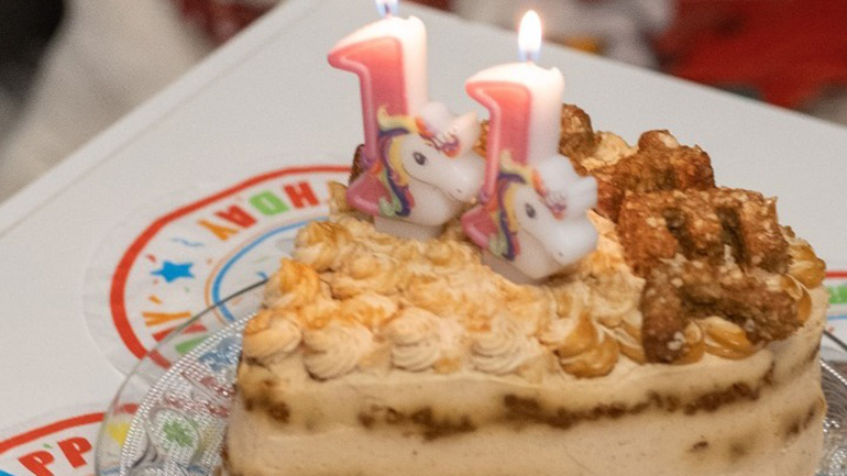 Ζαχαροπλαστείο στη Θεσσαλονίκη παρασκευάζει λαχταριστά εδέσματα αποκλειστικά για σκύλους