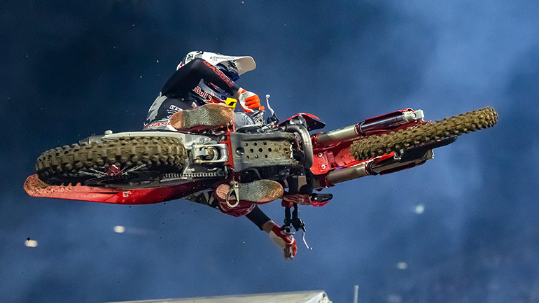 Αμερικανός αναβάτης αποκαλύπτει πώς προετοιμάζεται για τις ακραία απαιτητικές συνθήκες των αγώνων motocross