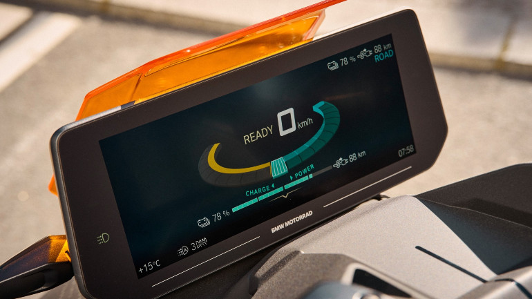 Μεγάλη οθόνη με δυνατότητα λειτουργίας διαχωρισμού για δύο παράλληλες απεικονήσεις.