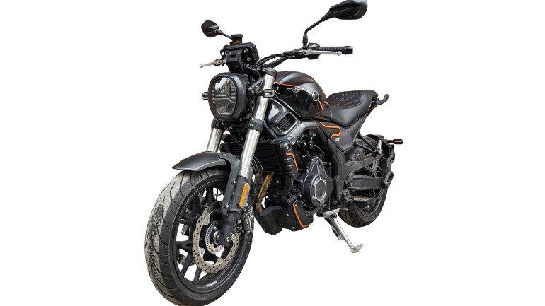 Παραμένει πολύ όμορφο το 525AC με μικρή αναβάθμιση στον κινητήρα και το σύστημα εξάτμισης.