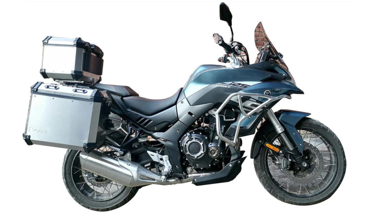 Αυτή είναι η έκδοση 525DSX με πιο off-road χαρακτήρα και ταξιδιωτικά χαρακτηριστικά.