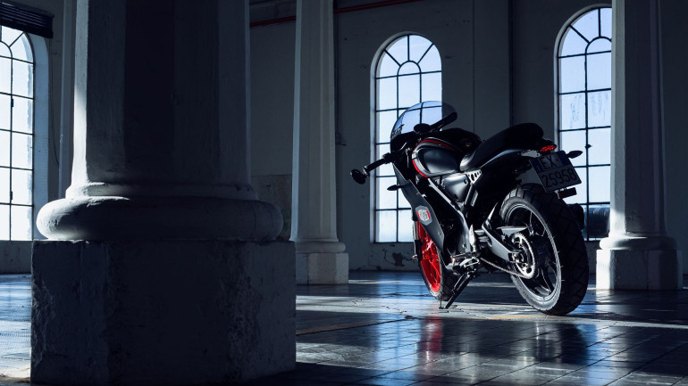 Στο πίσω μέρος δεν έχουμε σημαντικές αλλαγές, με εξαίρεση το φωτιστικό σώμα.