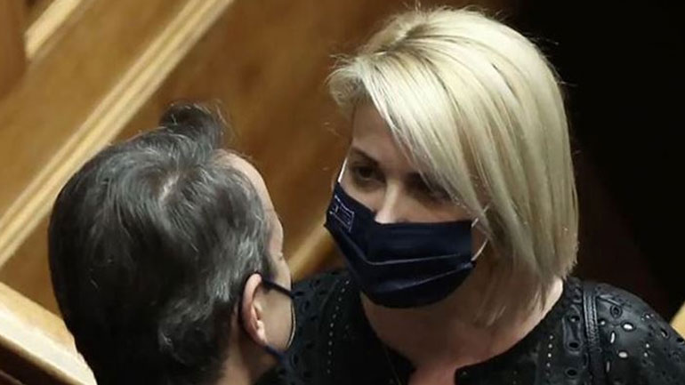 Επέστρεψε στη Βουλή η Κατερίνα Μονογυιού μετά τον θάνατο του αδερφού της, Τζώρτζη