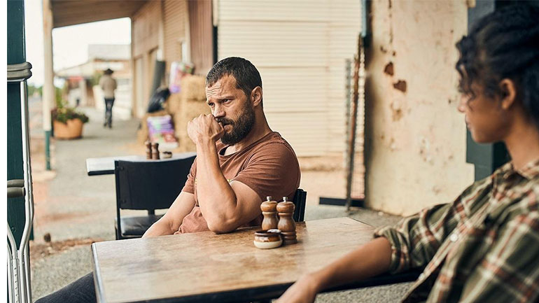 Φεβρουάριος στην COSMOTE TV: Πρεμιέρα για το «TheTourist» με τον Τζέιμι Ντόρναν και την 3η σεζόν του «My Brilliant Friend»