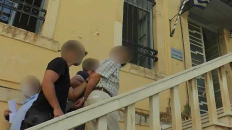 Ελεύθερος με περιοριστικούς όρους ο κατηγορούμενος για συνέργεια σε βιασμό πατέρας του 19χρονου ΑμεΑ