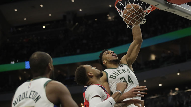 ΝΒΑ: Ο Αντετοκούνμπο προσπέρασε τον Τζόρνταν στα triple-doubles στη νίκη των Μπακς επί των Γουίζαρντς