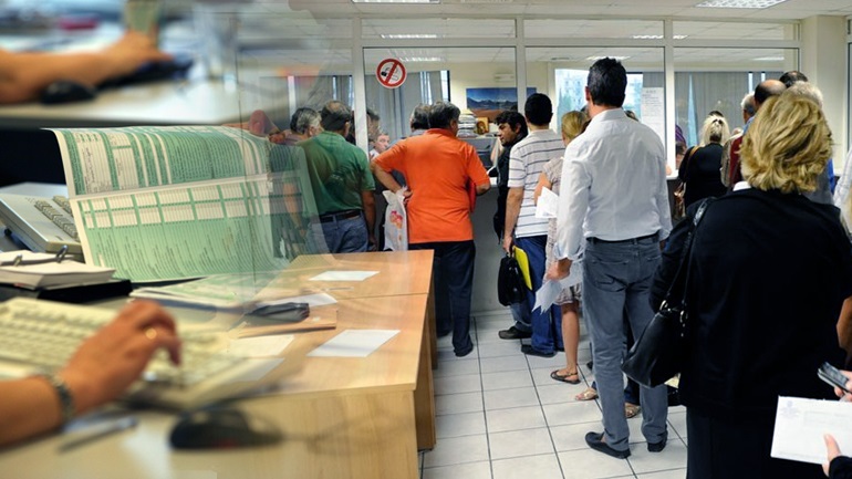 Κάταγμα και μώλωπες προκάλεσε μαινόμενος πολίτης σε υπάλληλο Εφορίας